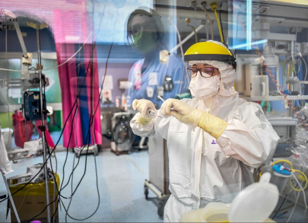 Două treimi dintre pacienții COVID-19 ajunşi la Terapie Intensivă experimentează halucinații bizare