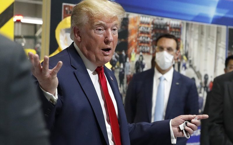 Trump îi îndeamnă pe americani să poarte mască, deşi el s-a ferit de ea de la începutul pandemiei