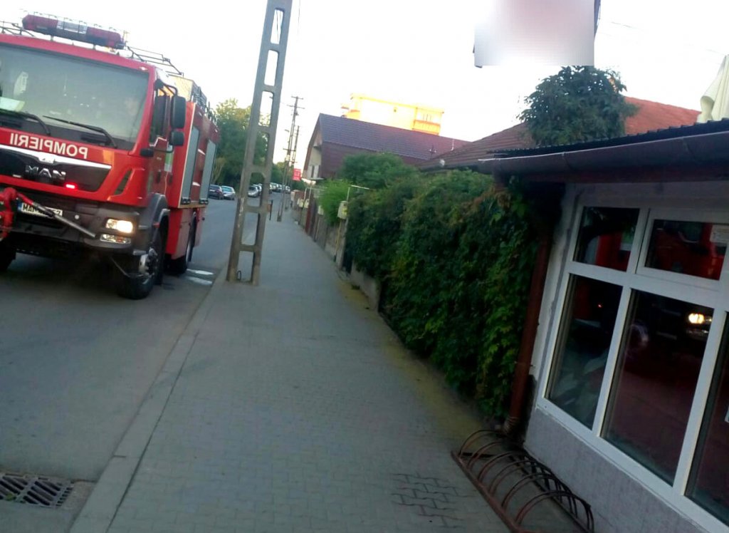 Incendiu la un local din Gherla. Focul a pornit de la o defecțiune a unui aparat electric