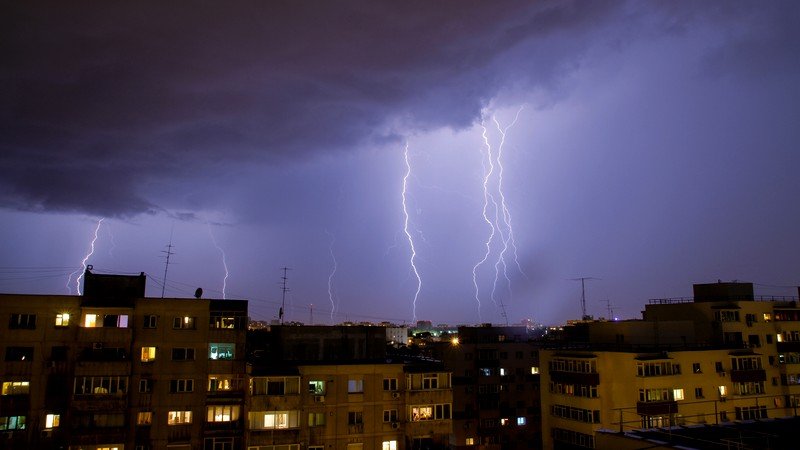 Cod galben de instabilitate atmosferică accentuată pentru jumătate din ţară