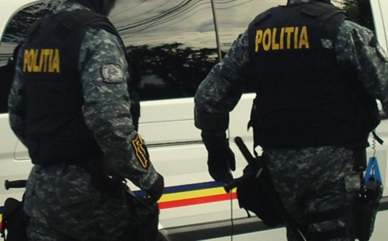 Percheziții la traficanți de droguri din Cluj. Au fost ridicate arme, bani și droguri