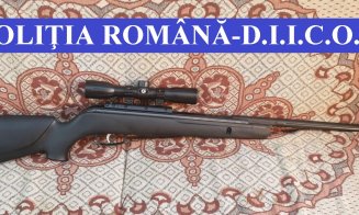 Percheziții la traficanți de droguri din Cluj. Au fost ridicate arme, bani și droguri
