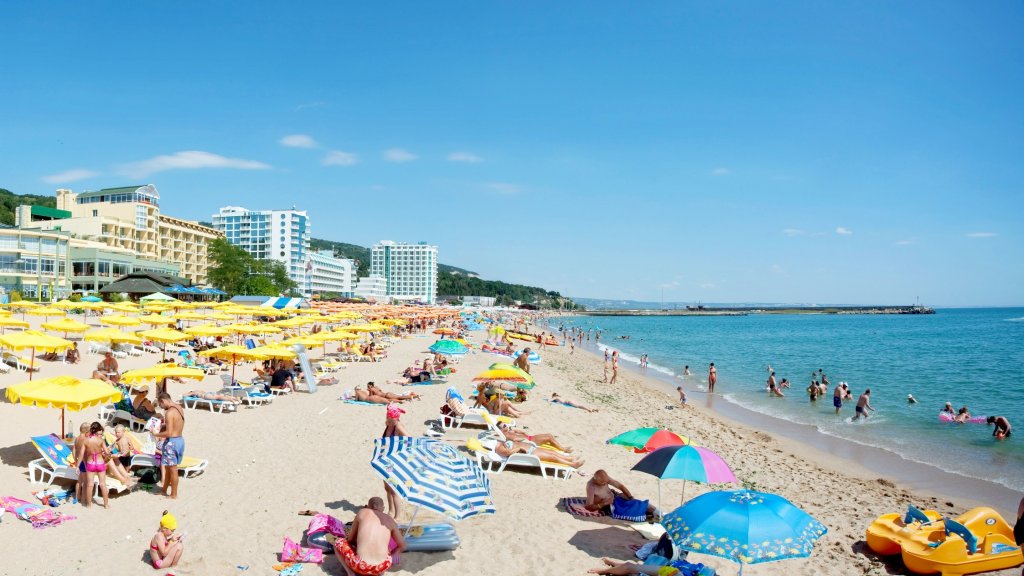 Litoralul Bulgariei a fost plin de turişti în weekend. Majoritatea ignoră regulile şi nu poartă mască