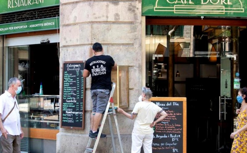 Masca devine obligatorie şi în spaţiile deschise în Catalonia