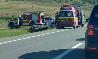 Accident cu răniți pe centura Apahida. Trei mașini implicate, una răsturnată