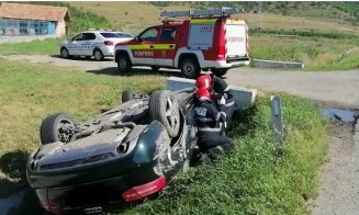 Accident cu răniți pe centura Apahida. Trei mașini implicate, una răsturnată