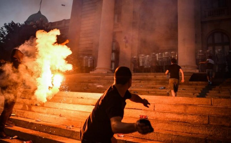 Protestele continuă în Serbia. Manifestanții acuză autorităţile că au simulat o stare de normalitate în scopuri politicianiste