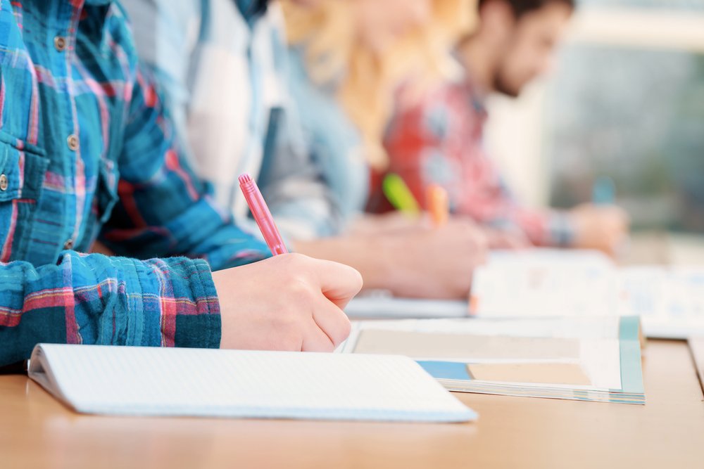 Prima generaţie care intră la liceu pe sistem COVID-19. Astăzi are loc repartizarea computerizată
