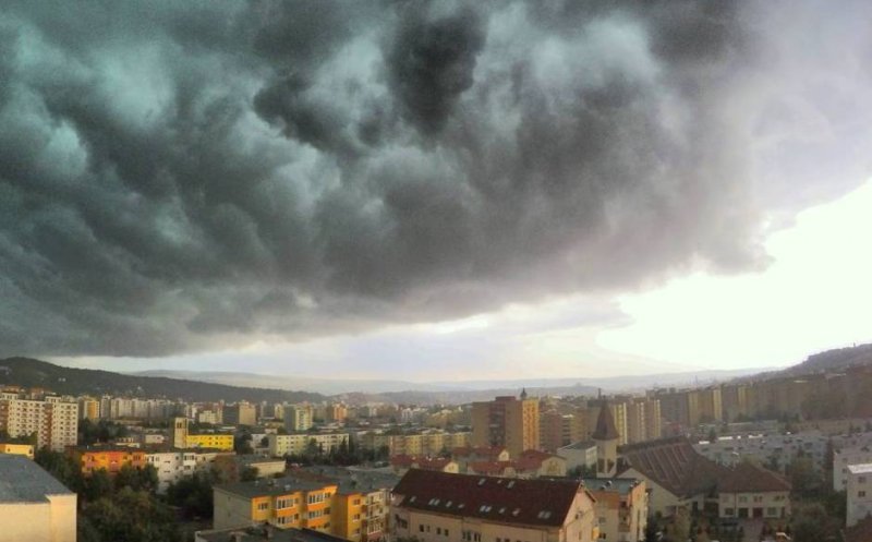 Cod galben la Cluj. Vijelii, ploi torențiale și grindină