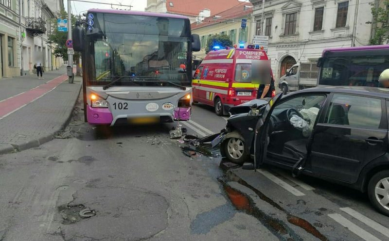 Un șofer a adormit la volan și s-a trezit lovind un autobuz, la Sora