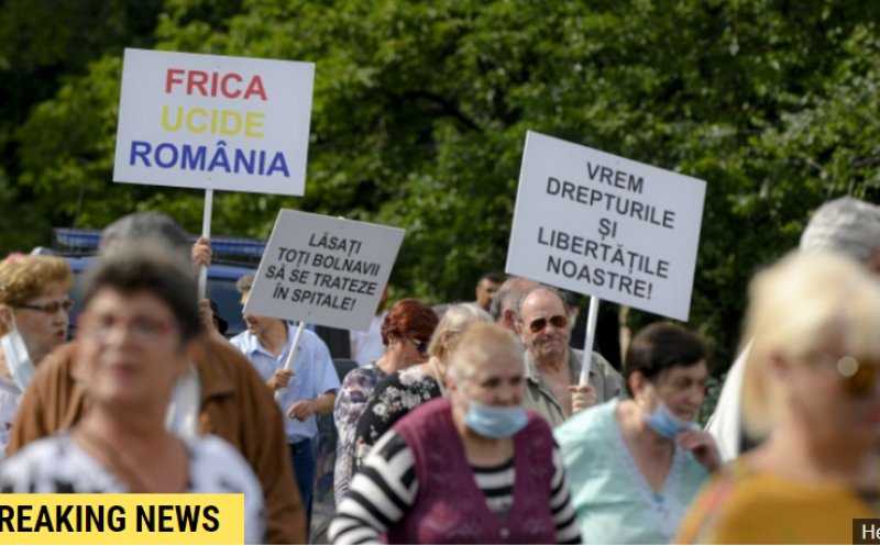 Protest cu sute de oameni fără măști de protecție în Piața Victoriei