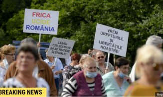 Protest cu sute de oameni fără măști de protecție în Piața Victoriei