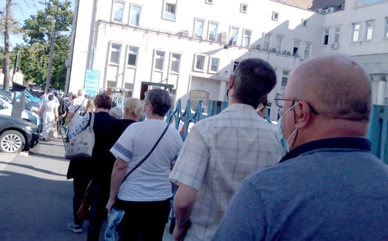Clujenii, nevoiţi să stea la coadă la Casa de Pensii. Procedurile stufoase de pe internet îi descurajează