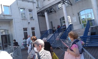 Clujeni preferă să stea la coadă la Casa de Pensii. Procedurile stufoase de pe internet îi descurajează