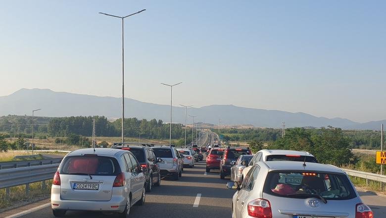 Turiştii întorşi la graniţa cu Grecia. Măsura testului COVID-19 obligatoriu s-a aplicat de la miezul nopții, nu de la 6 dimineața