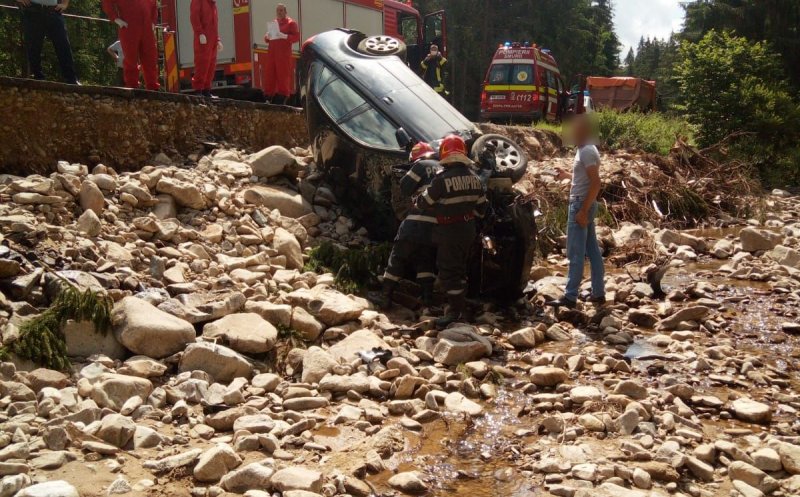 Accident în Călățele. O mașină s-a răsturnat în albia râului