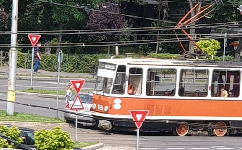 Accident Cluj. Mașină lovită de tramvai în Mănăștur