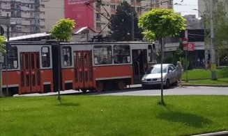 Accident Cluj. Mașină lovită de tramvai în Mănăștur