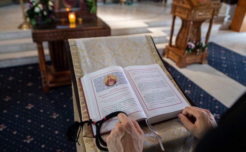 Patriarhie: Masca, obligatorie în biserici. Nu se permite accesul persoanelor cu tuse, strănut, rinoree