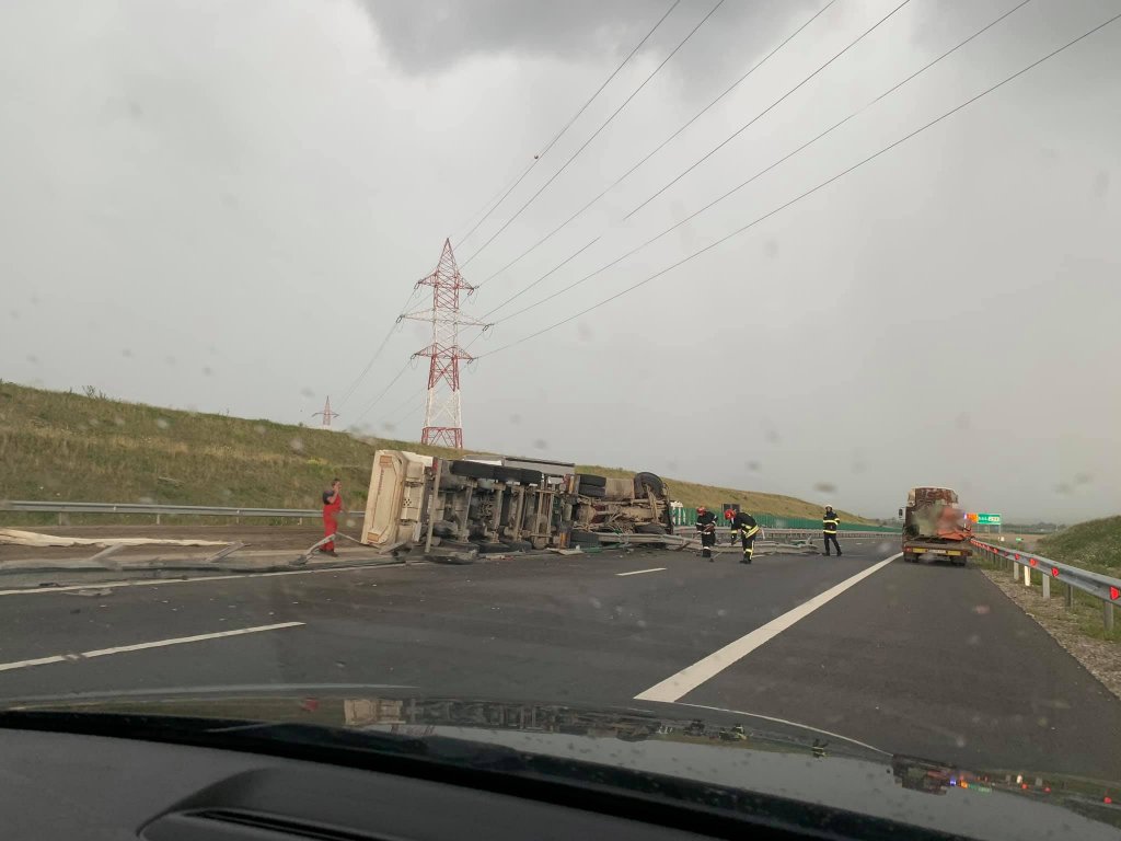 Ziua de Cluj | Un camion plin cu nisip s-a răsturnat pe A10