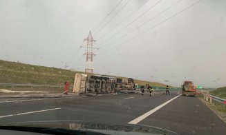 Un camion plin cu nisip s-a răsturnat pe A10