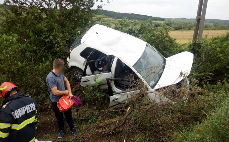 Cluj: O mamă și cei trei copii ai săi, la spital după ce s-au dat peste cap cu mașina