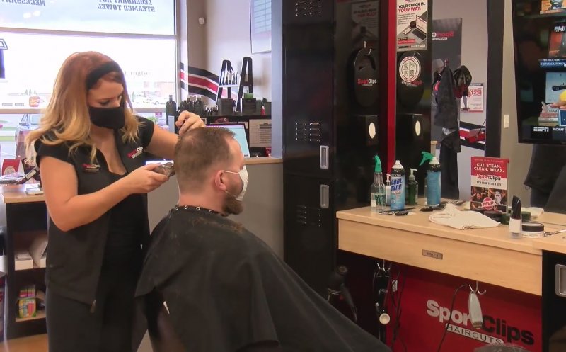 De ce doi hairstylişti care aveau COVID-19 nu au infectat niciunul dintre cei 139 de clienți?