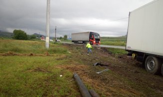 TIR scăpat de sub control în Căpușu Mare. A rupt un stâlp și s-a oprit în câmp