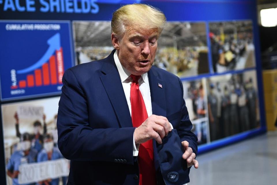 Scăderea în sondajele electorale i-a trezit lui Trump interesul pentru COVID-19