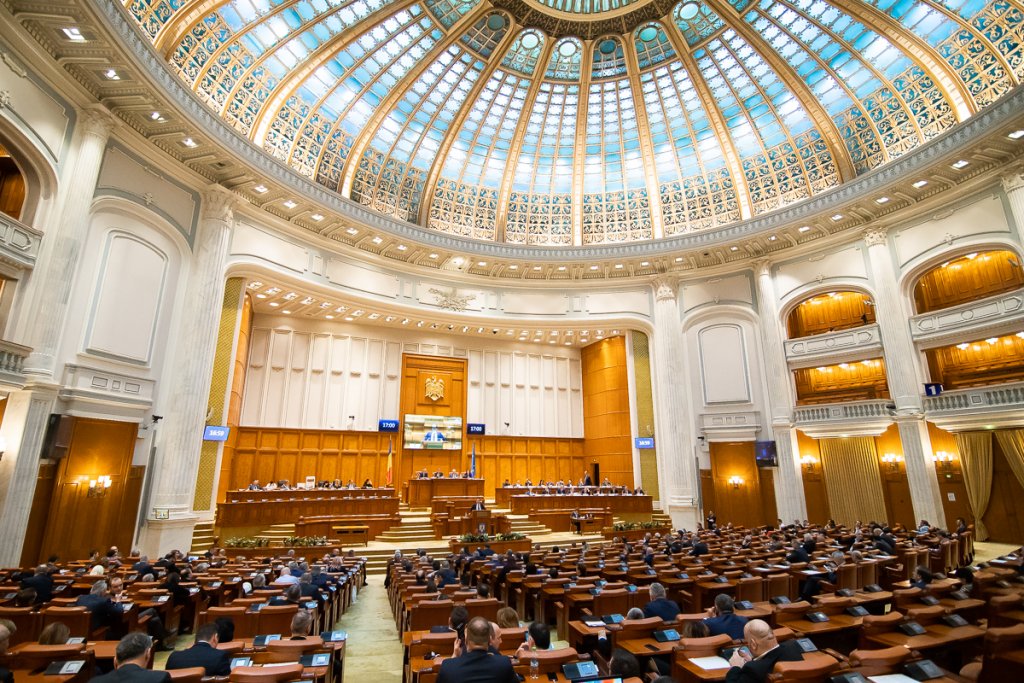 Senatorii şi deputaţii vor să decidă data alegerilor parlamentare în locul Guvernului. Primul pas a fost făcut astăzi