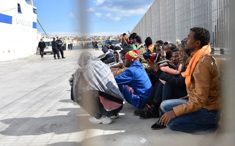 Sute de migranţi au fugit din carantină în Sicilia