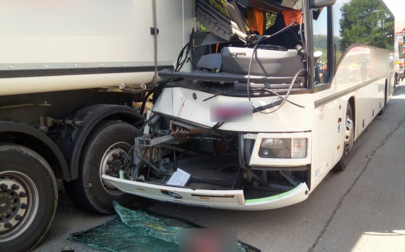 Cluj: Mai mulți răniți după un impact între un autobuz și un camion