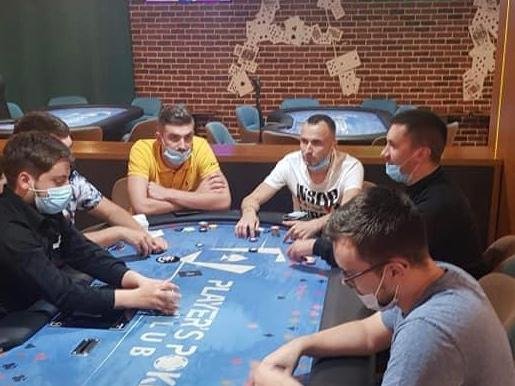 Ziua de Cluj | Poker la Cluj pe "sistem COVID". Cu masca sub bărbie sau  lipsind cu desăvârşire şi distanţare zero