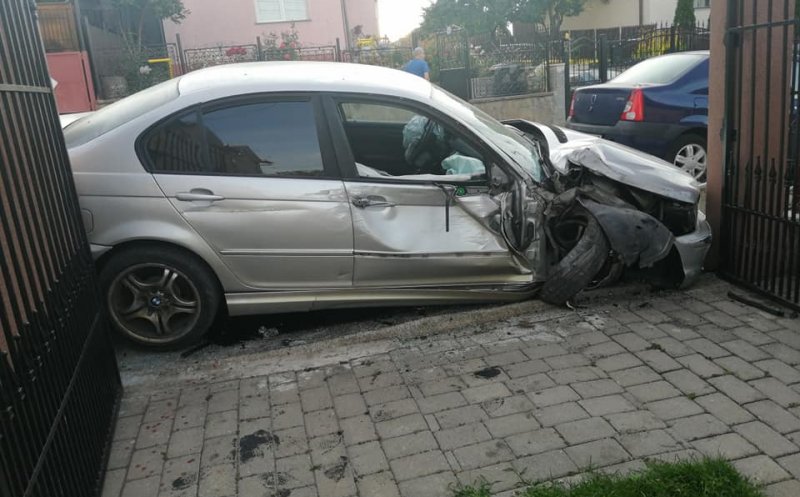 Mașină înfiptă într-o poartă, pe o stradă din Cluj. Șoferul și pasagerul au dispărut