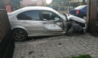 Mașină înfiptă într-o poartă, pe o stradă din Cluj. Șoferul și pasagerul au dispărut