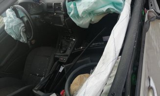 Mașină înfiptă într-o poartă, pe o stradă din Cluj. Șoferul și pasagerul au dispărut