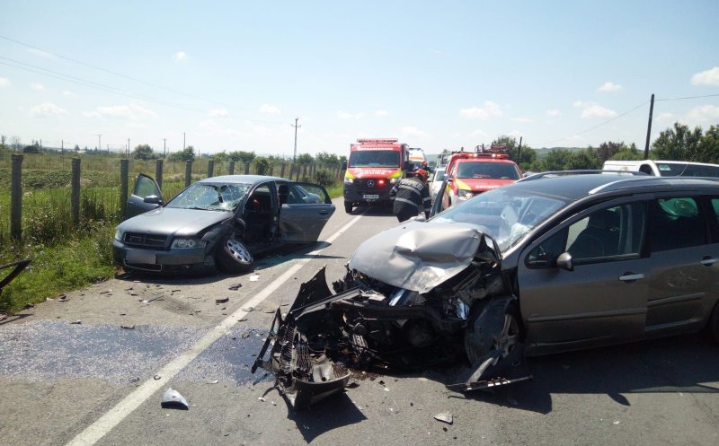 Accident pe Cluj-Gherla. Intervin ambulanța și descarcerarea