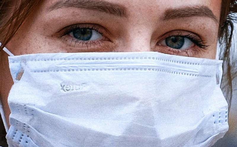 Ce trebuie să faci dacă bănuiești că ești contaminat cu COVID-19