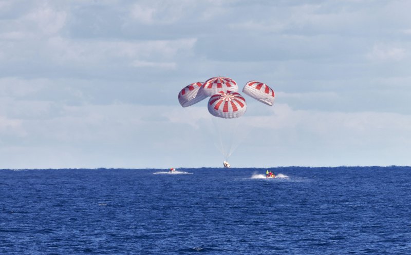 Capsula SpaceX a revenit cu succes pe Pământ