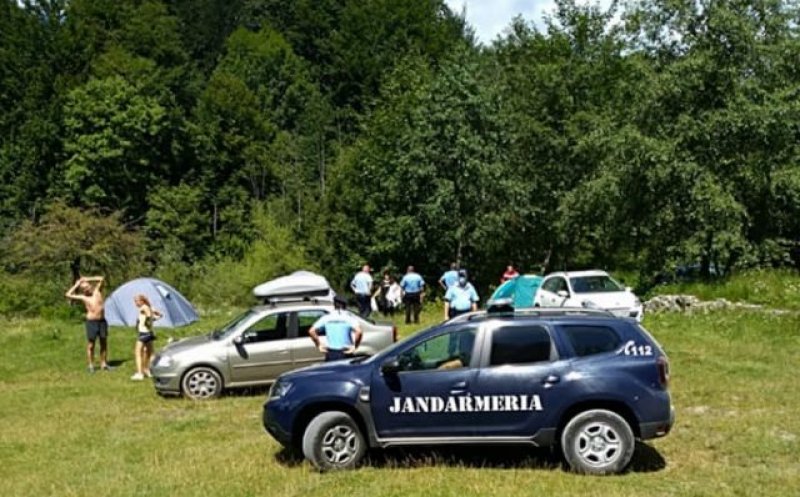 La picnic cu bolnavii COVID. Câţi dintre cei care ar trebui să fie în carantină îşi fac vacanţele nestingheriţi prin ţară?