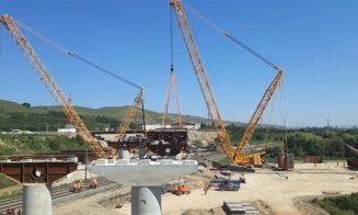 Lucrările la autostrada Sebeș-Turda opresc traficul feroviar spre Cluj. Se montează un tablier peste calea ferată