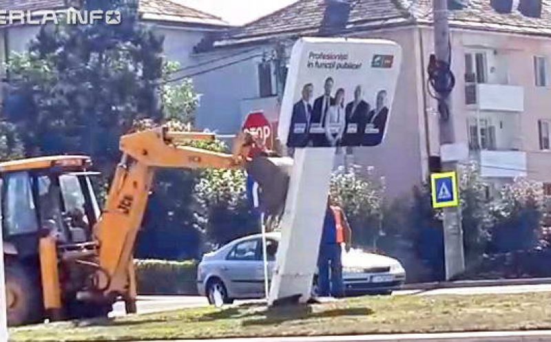Panou electoral din Gherla, demolat cu excavatorul