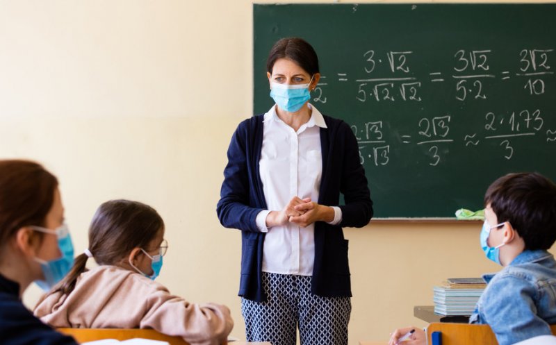 Elevii: Cine îşi va asuma responsabilitatea când cazurile COVID-19 vor exploda după deschiderea şcolilor?