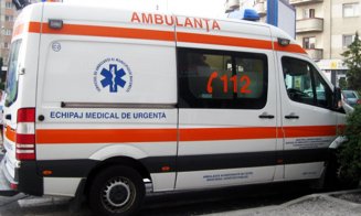 Bărbat în scaun cu rotile, accidentat într-o intersecție. Nu a acordat prioritate unei mașini