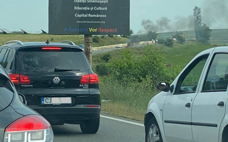 Masină-n flăcări pe drumul Cluj - Turda. Intervin pompierii
