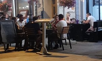 Fără mască, fără distanţare şi fără griji la malul mării, în plină pandemie