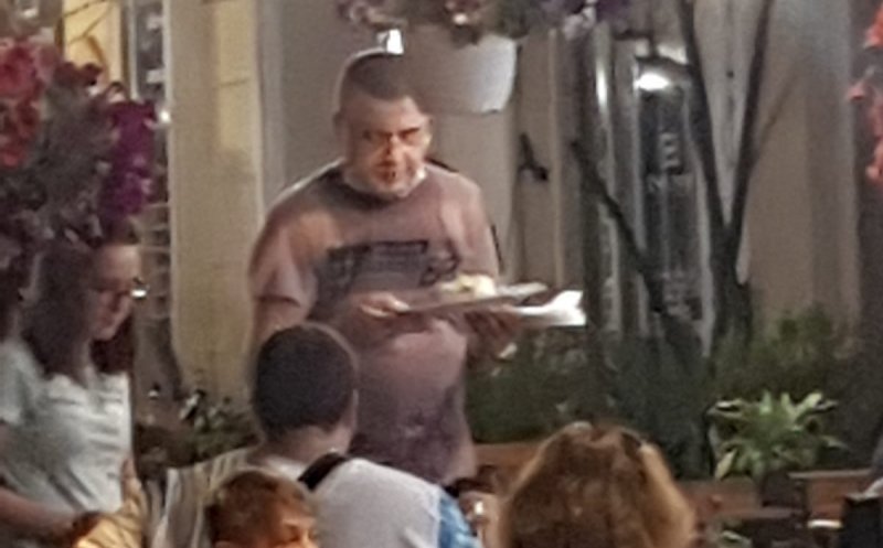 Fără mască, fără distanţare şi fără griji la malul mării, în plină pandemie