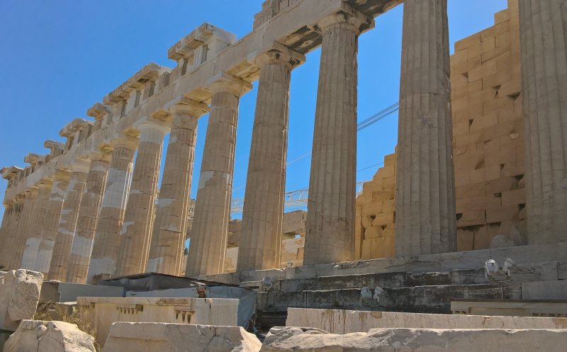 Grecia extinde interdicţia de călătorie şi restricţiile pentru mai multe ţări, printre care şi România
