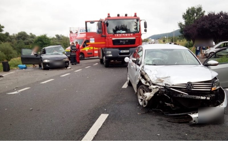 Accident grav în Gilău. Un șofer beat a încercat depășirea unei coloane