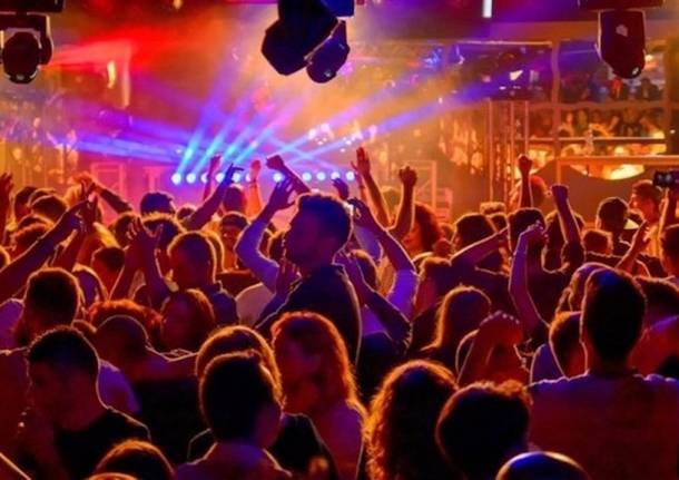 Discoteci închise şi mască în aer liber în ţara cu 479 de infectări pe zi